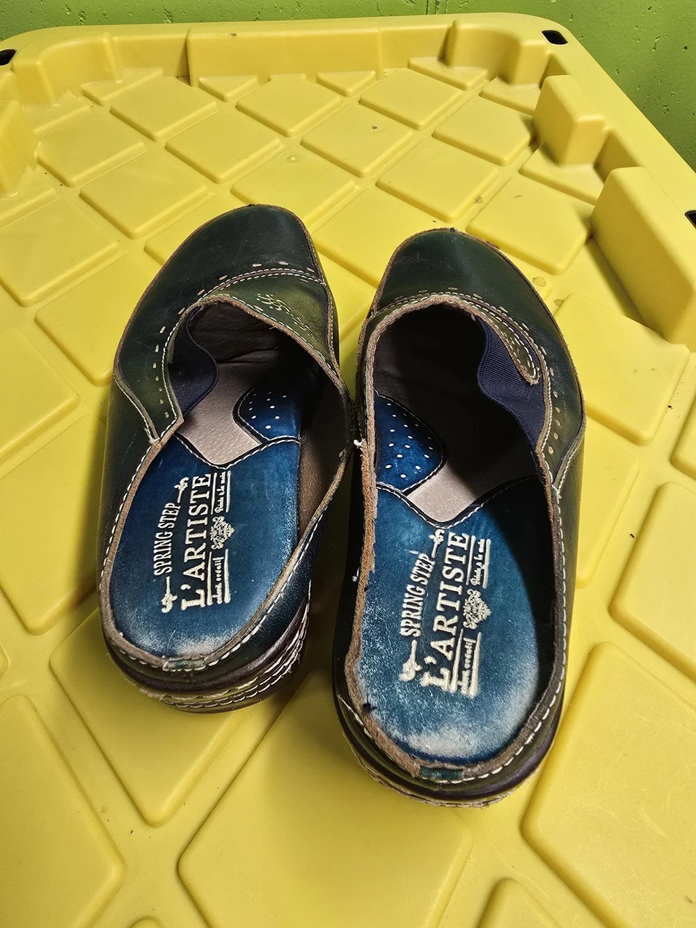 L'Artiste Navy Blue Leather Slip-On Clogs